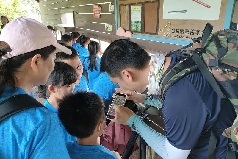 南大攜手臺南市野鳥學會，引導學生學習鳥類觀察技巧，提升生態探索與科學觀察能力。