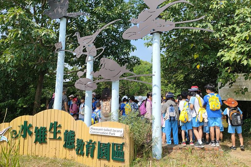 南大USR帶領學生走進官田水雉生態教育園區，認識濕地環境與珍貴鳥類棲地特色。