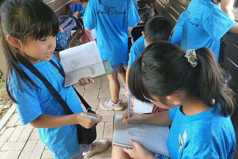 南大USR鼓勵學生將觀察成果記錄於學習單,以繪圖深化對鳥類特徵與生態的理解。