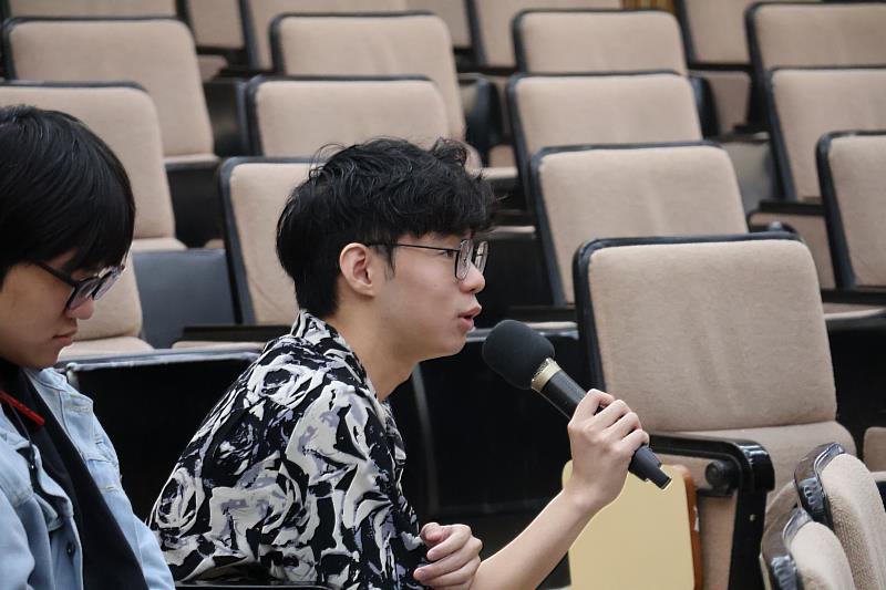 南大學生踴躍提問理財與投資議題，透過互動交流深化財務素養與風險判斷能力。