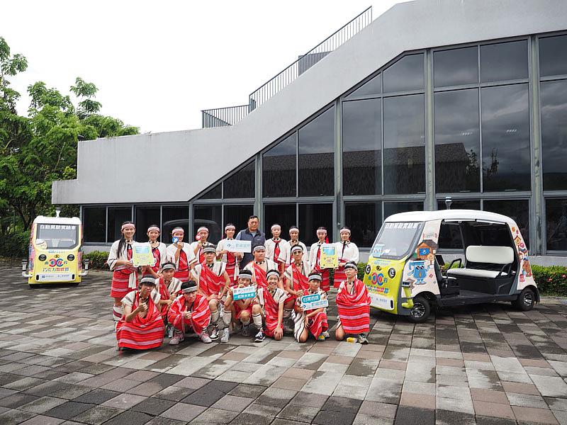 勤崴國際「啡嚐咖心」觀光自駕車,特別邀請大成國中原舞社搶先體驗。(圖/勤崴國際提供)