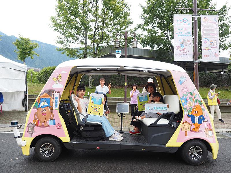 勤崴國際「啡嚐咖心」觀光自駕車,邀請里民搶先試乘,體驗科技趣味。(圖/勤崴國際提供)