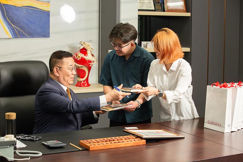 林齊國學長致贈親筆著作《我叫學習長：典華幸福機構創辦人林齊國的人生體驗》予高科大國際生代表，分享其從留臺求學到創業有成的人生歷程，期勉學弟妹勇於追求夢想，開創屬於自己的精彩人生。