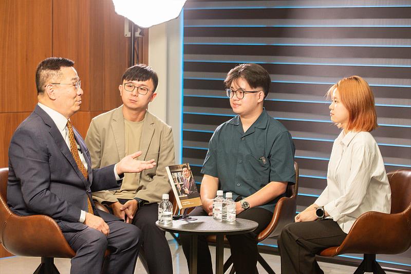 高科大印尼國際生代表前往雙美生物科技股份有限公司，專訪本校傑出校友林齊國董事長，分享留臺求學、職涯發展及創業歷程，勉勵學弟妹勇於追夢、拓展國際視野。