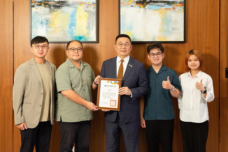 高科大校友中心職涯輔導組組長率領同仁及印尼籍國際生代表，前往拜訪榮獲教育部第5屆「全球留臺傑出校友獎」之傑出校友林齊國（圖中），並於專訪活動後合影留念，共同見證校友在臺深耕發展、回饋社會的卓越成就，展現高科大培育國際人才及推動留臺就業輔導的豐碩成果。