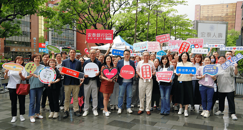 宏泰人壽邀請安泰銀行共襄盛舉,在宏泰人壽董事長李啓賢及安泰銀行總經理徐世偉親自帶領下,近80位員工一起加入捐血的行列。