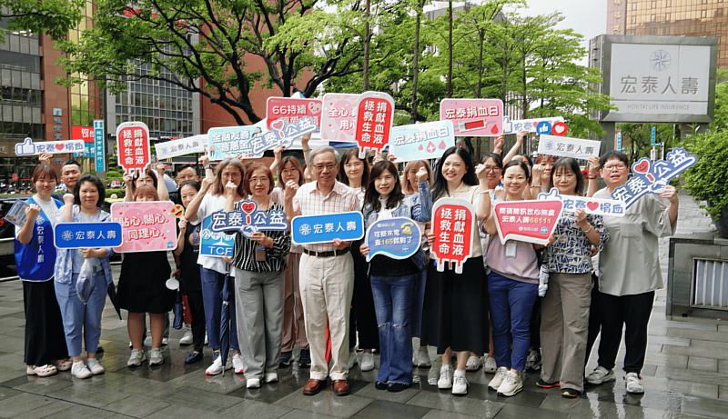 宏泰人壽董事長李啓賢、高階主管及員工不畏風雨,熱情參與捐血活動。