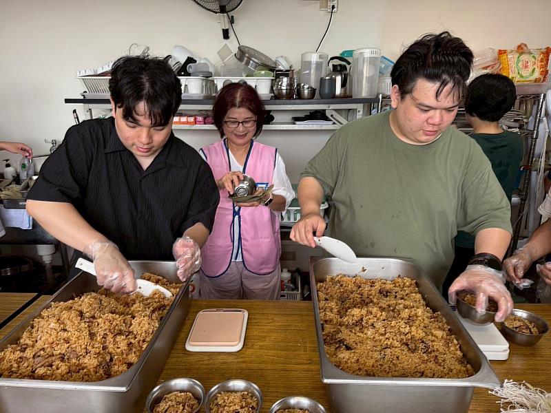 蔬食系學生前往宜蘭頭城靈糧堂，參與由中華牧鄰全人關懷協會舉辦的「幸福端午『粽』愛守護」公益活動。