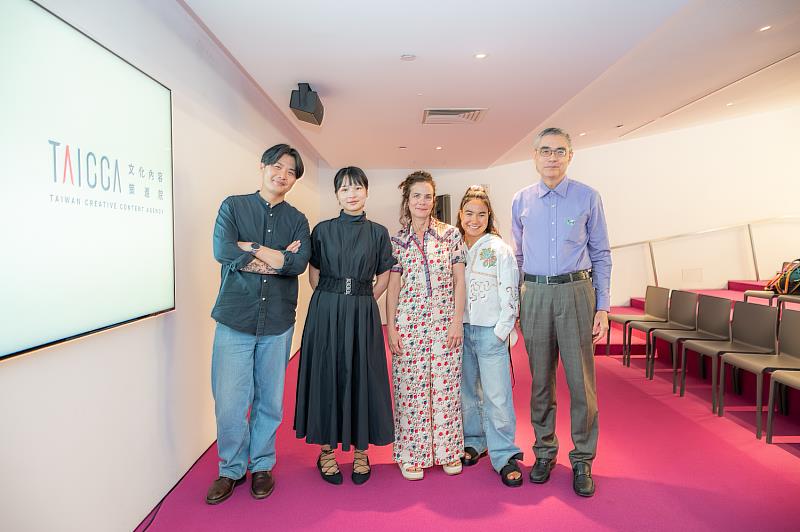 左起：臺灣藝術家張碩尹、葉信萱、MoMI策展事務副館長Barbara Miller、策展人Michaela Ternasky-Holland、紐約台北文化中心主任桂業勤。（圖／Thanassi Karageorgiou）