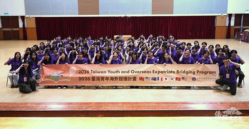李妍慧與「115年臺灣青年海外搭僑計畫」學員合影。