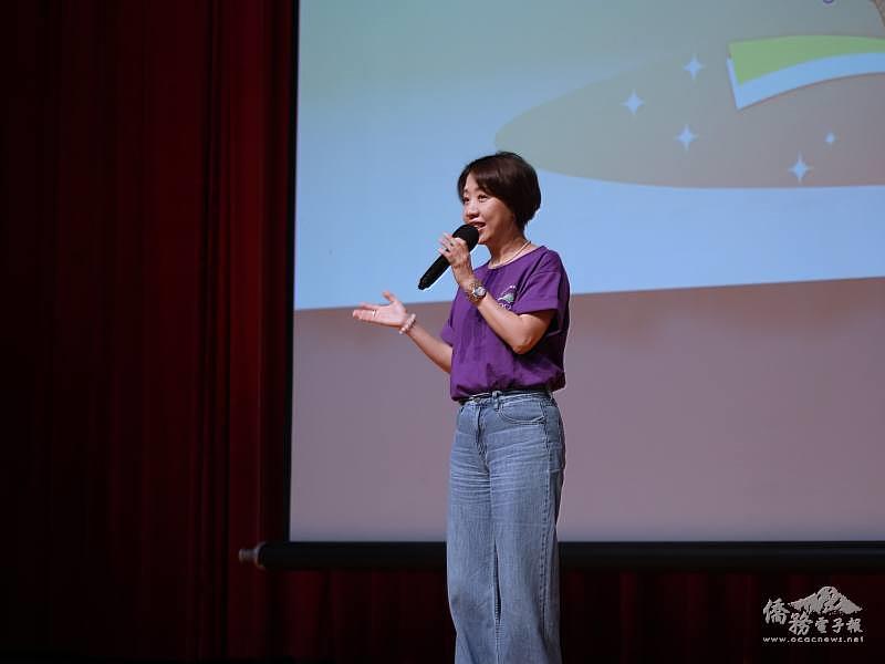 僑務委員會副委員長李妍慧出席「115年臺灣青年海外搭僑計畫」行前培訓授旗儀式。