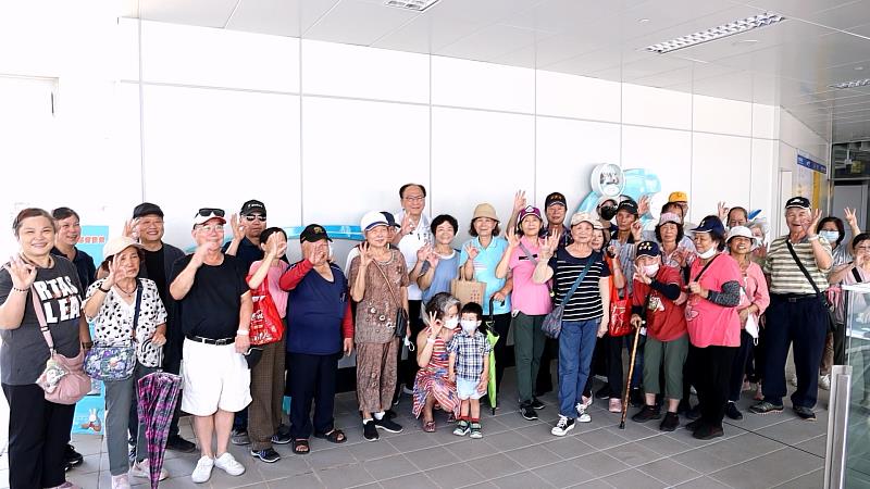 沿線里民走進車站。