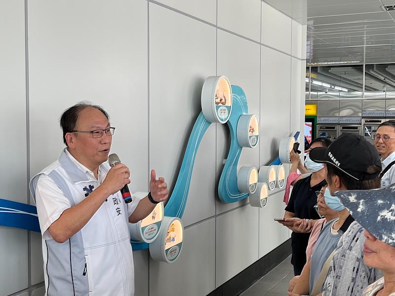 捷運局長李政安與里民互動。