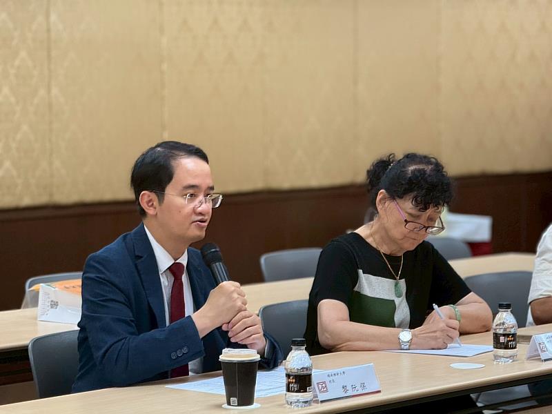 維新大學黎阮保校長（左）闡述今日來訪目的及合作意向。