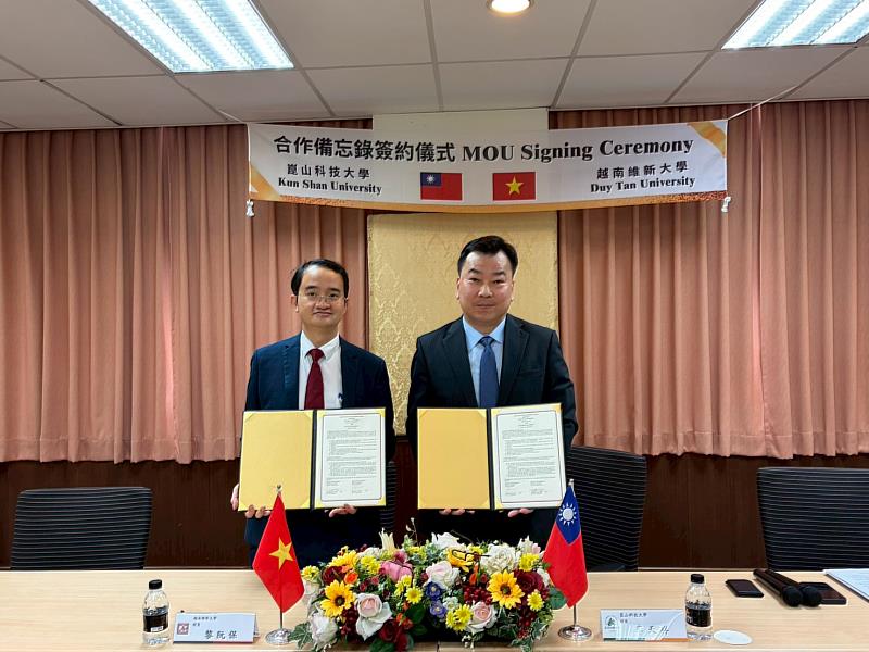 崑山科大李天祥校長(右)與維新大學黎阮保校長(左)簽署合作備忘錄,共育國際人才。