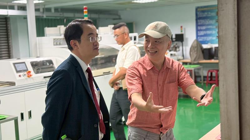電機系張慎周教授(右)向維新大學黎阮保校長(左)介紹半導體人才培育的規劃及COG設備。