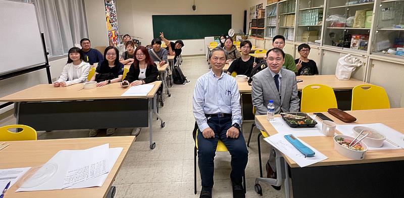 香港都會大學冼俊文博士蒞臨文化大學教育學院,師生會後合影。