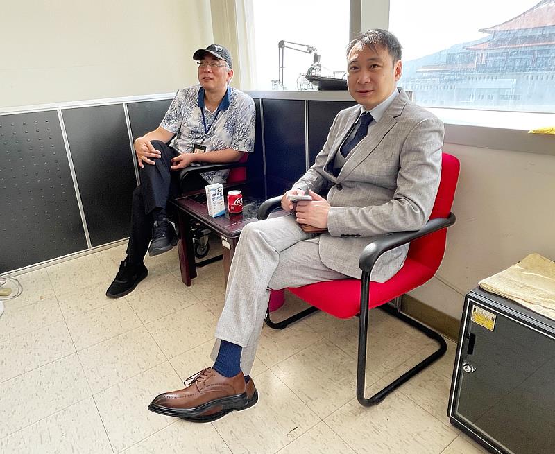 教育學院教科系副教授陳信助（左）與香港都會大學冼俊文博士（右）於會中熱絡交流，雙方就師資培育與語文教育議題相談甚歡。