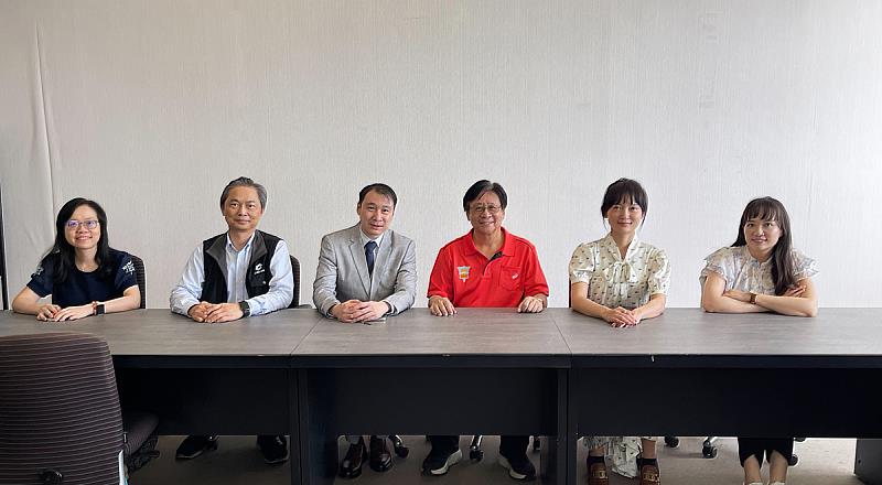 教育學院師長與香港都會大學冼俊文博士合影留念，記錄此次專題分享與學術互動交流成果。