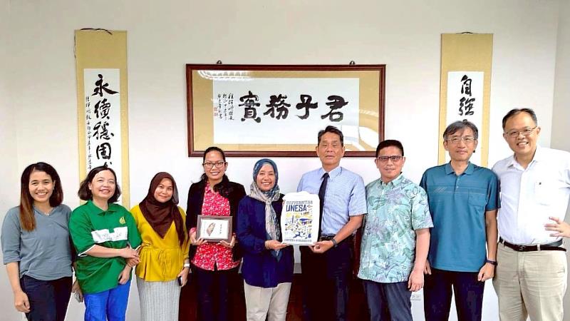 東華大學校長徐輝明親自接待Wiwik Sri Utami院長訪問團。