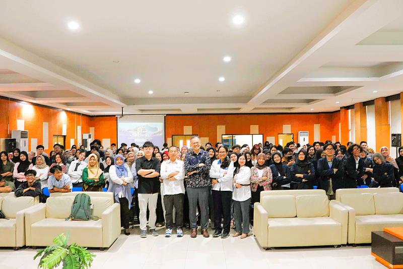 東華大學今年4月訪問印尼Universitas Negeri Surabaya大學。