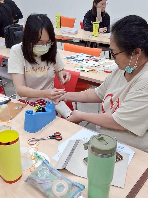 林家羽(左)與蔡寶慧(右)積極參與校內增能課程,並將所學實踐於社區長者服務。