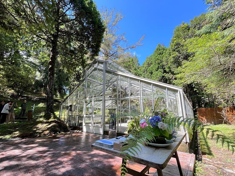 「浮光界」溫室位於阿里山國家森林遊樂區的阿里山植物園內,自即日起對外開放。