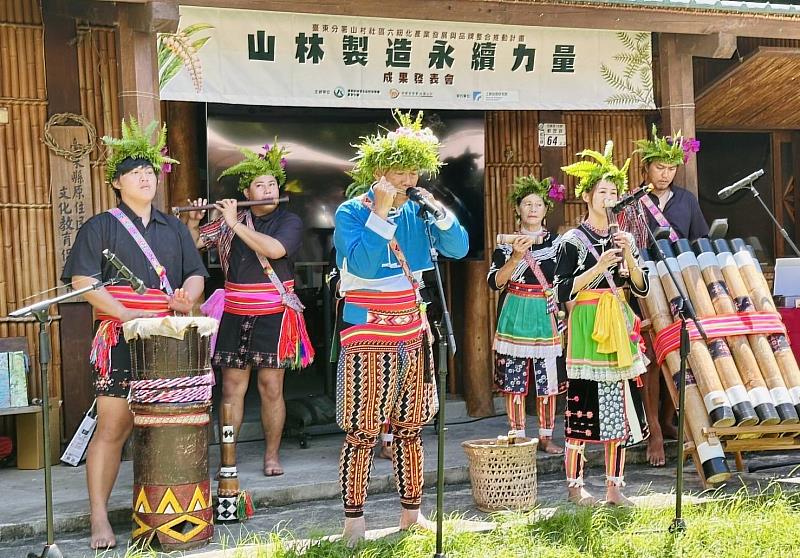 開場儀式前由都歷部落旮亙樂團帶來傳統樂器的精采表演。