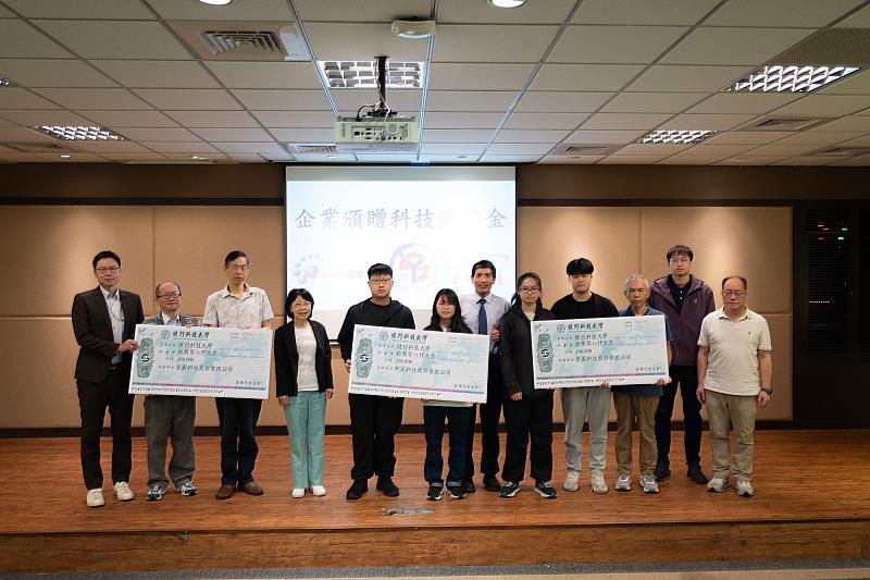 晉泰、擎昊、新元三大科技廠商頒發獎學金。