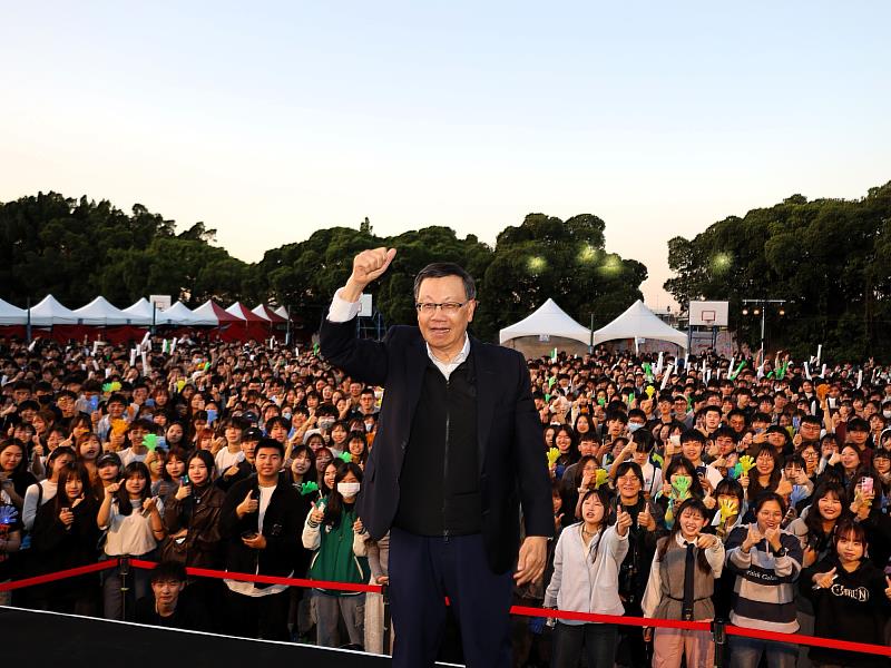 亞大重視師生關係，校長蔡進發親臨活動現場，與滿場師生熱情互動，展現校園凝聚力。
