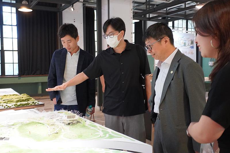 臺科大校長顏家鈺(右2)於建築系115年畢業展開幕典禮後參觀展區,與系上師長共同觀賞學生畢業設計作品。