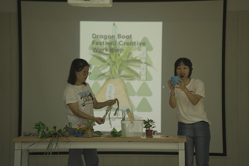 講師向國際學生介紹端午節文化與習俗，帶領學生認識臺灣傳統節慶意涵。