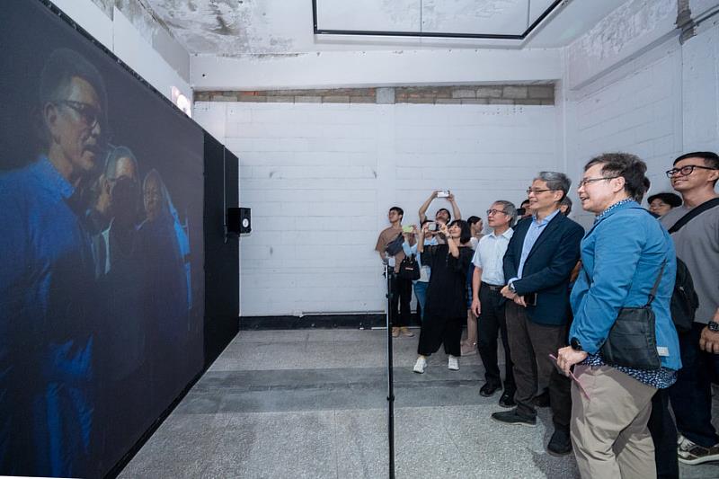 圖一、國科會人文處處長黃俊儒及南美館館長龔卓君共同體驗作品。