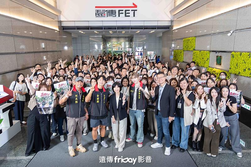圖1、韓綜《真男人的旅行法》第2季抵台開拍,主持群首訪遠傳總部與粉絲熱情合影。最前排左起:秋成勳、金鐘國、遠傳總經理井琪、ZICO、遠傳娛樂事業營運長蔡俊榮。