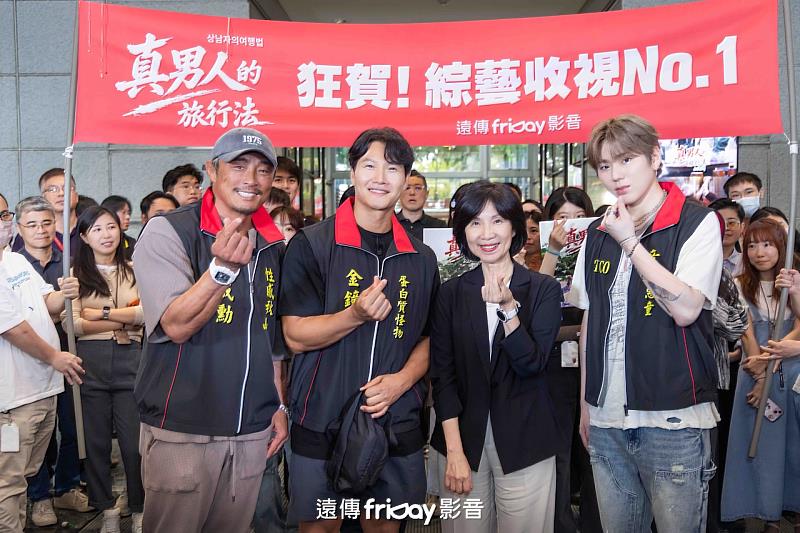 圖2、秋成勳(左1)、金鐘國(左2)、ZICO(右1)驚喜換上遠傳致贈的台味宮廟背心,與遠傳總經理井琪(右2)合影留念。