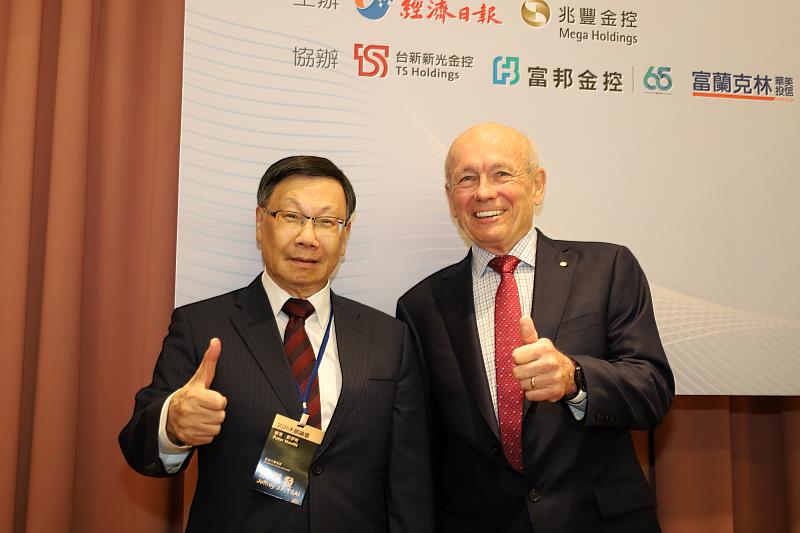 蔡進發校長與諾貝爾經濟學獎得主 Peter Howitt 教授合影,展現國際學術交流。