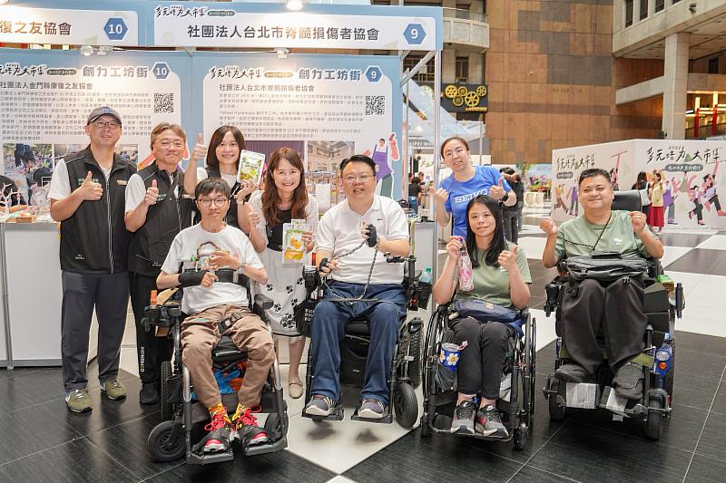 北分署多元就業開發方案受輔導單位-脊隨損傷者協會現場設攤，推廣手作文創商品。