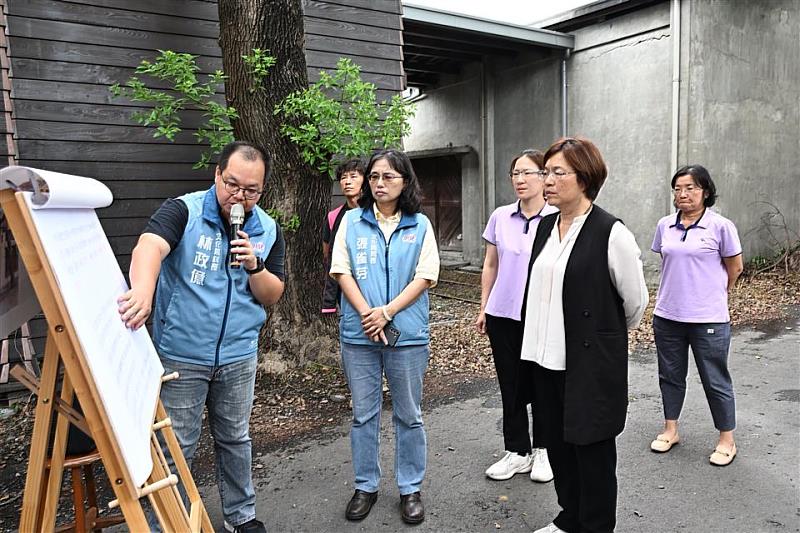 聽取簡報。