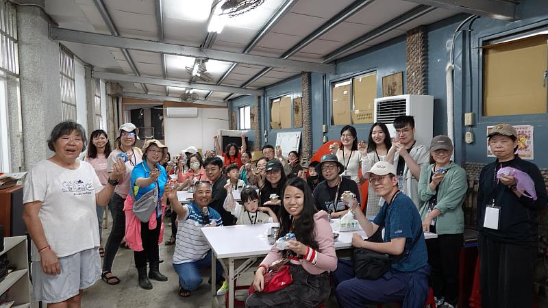 卯澳社區發展協會理事長吳享蓉分享海女故事並帶領製作石花凍飲。