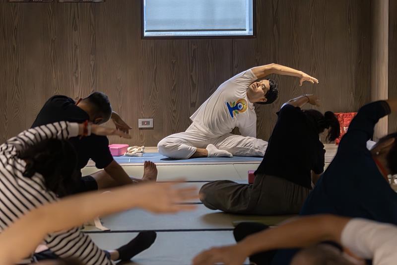 印度正統資深瑜伽老師示範及專業引導體位練習。（圖由世界宗教博物館提供）