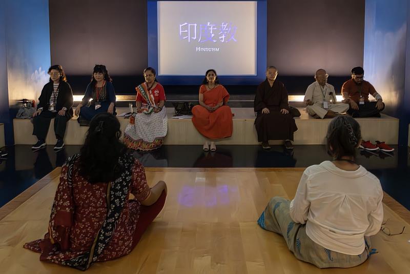 在世界宗教博物館6樓的靈修學習區冥想。（圖由世界宗教博物館提供）