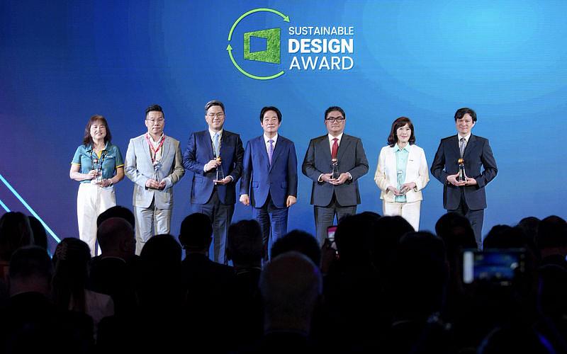 COMPUTEX 2026永續設計獎得獎名單於6月2日COMPUTEX開幕典禮中揭曉,並由總統進行授獎。旗艦規模組(展位數20個以上)金獎得主為華碩電腦、銀獎為光寶科技、銅獎為明基電通。潛力新銳組(展位數16個以下)金獎得主為創見資訊、銀獎為香港商捷比達、銅獎為定揚科技。