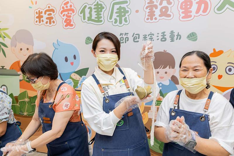 市長高虹安與長輩一同包健康粽。