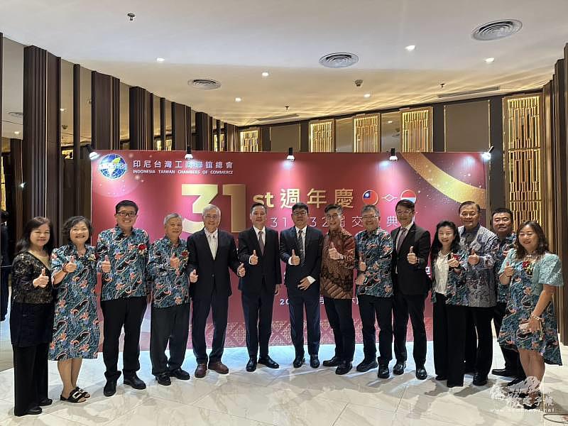 僑務委員會副委員長張良民（左5）及駐印尼代表處大使洪振榮（左6）出席印尼臺灣工商聯誼總會第31週年慶晚宴。
