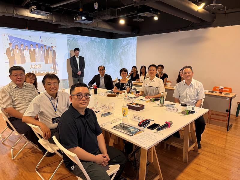 6月16日資策會與交通部運輸研究所共同舉辦「貨櫃航運雙軸轉型方案焦點團體座談會」,圖為焦點團體座談會合影。