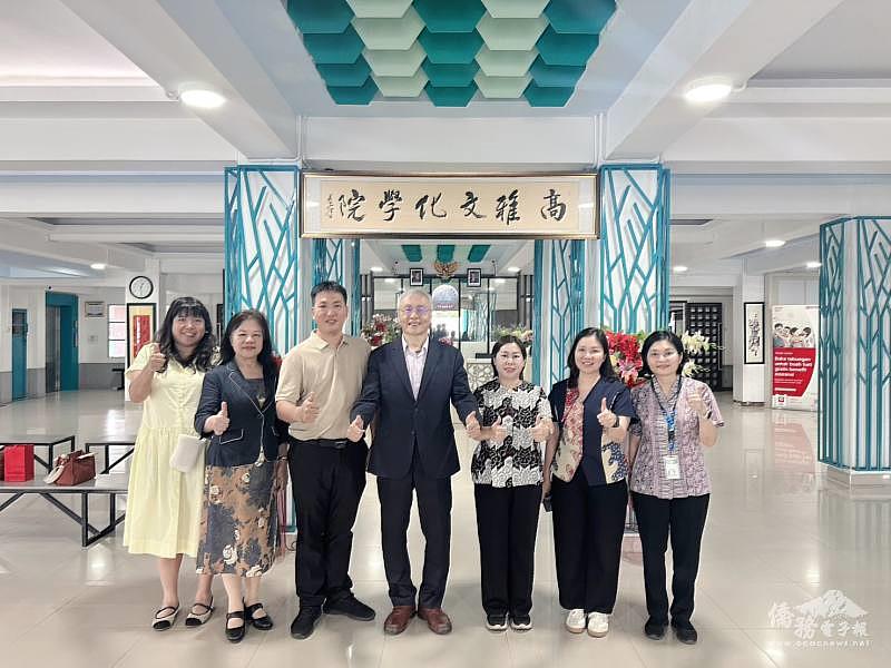 張良民視察僑委會僑校「高雅文化學院」，該校執行長林正玲（右2）親自接待，西加地區留臺同學會會長余帝娜（右3）及新光明印華學校校長李振福（左3）等陪同參訪。