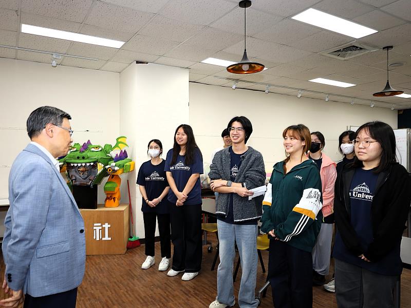 亞大校長蔡進發到場勉勵志工團學生，真誠陪伴每一位需要關心的長者。