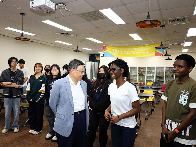 蔡校長與Godfrey在台求學的女兒熱絡寒暄，溫馨畫面深化了跨文化交流的意義。