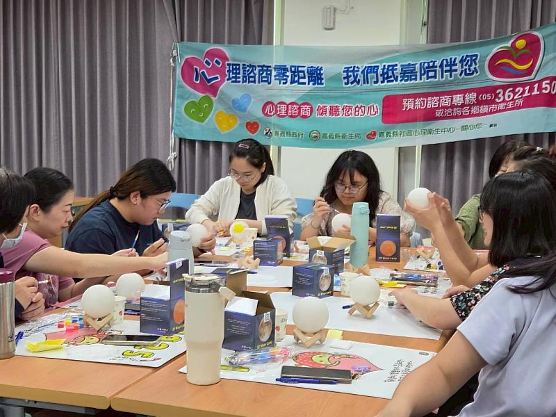 點亮職場心能量!嘉義縣衛生局以夜燈彩繪陪伴員工紓壓療心