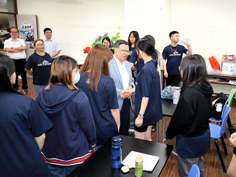 蔡進發校長與即將出發的志工學生握手勉勵，期許將認真用心化為實際行動。